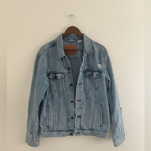 Distressed Levi’s Denim Jacket Size L